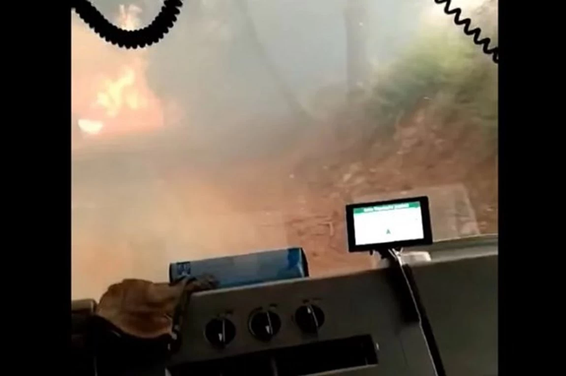 Βαρυμπόμπη -Η στιγμή που πυροσβέστες μπαίνουν στο μέτωπο της φωτιάς